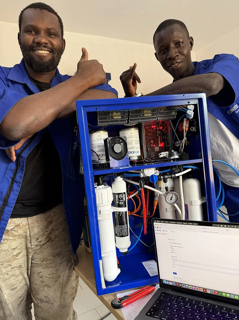 Deux techniciens devant une unité Nexo ouverte, montrant les cartouches de filtration