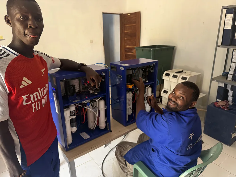 Deux techniciens en atelier révisant deux unités Nexo ouvertes